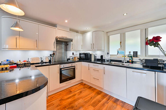 1 Bedroom Flat To Rent In Lombard Road, Battersea, London, SW11