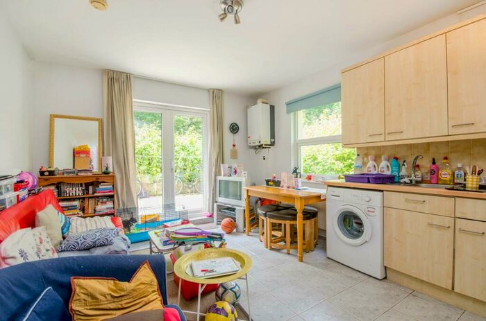 3 Bedroom Flat To Rent In Muswell Avenue, Muswell Hill, London, N10