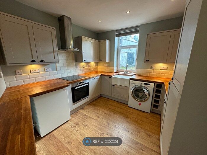 3 Bedroom Flat To Rent In Main Street, Carnwath, Lanark, ML11