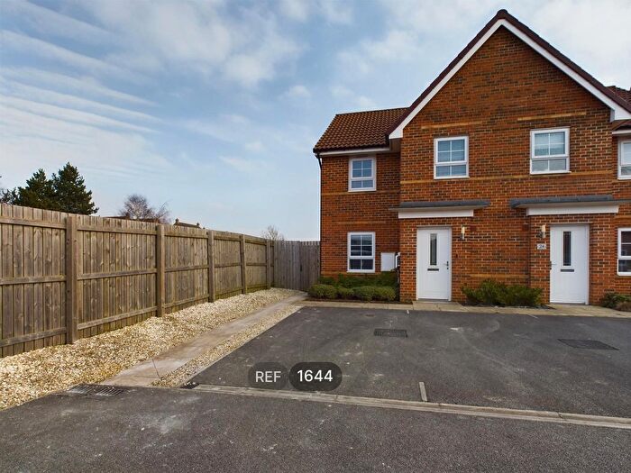 3 Bedroom Semi-Detached House To Rent In Airedale Drive, Brough, HU15