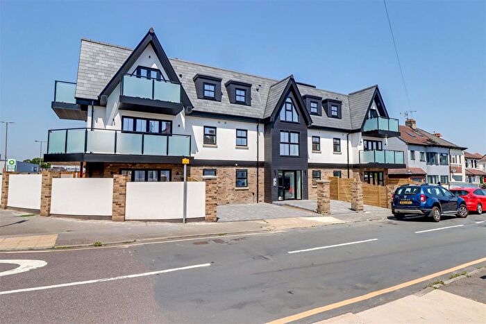 2 Bedroom Flat For Sale In Hall Crescent, Hadleigh, SS7