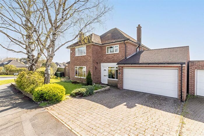 4 Bedroom Detached House For Sale In Tredgold Avenue, Bramhope, LS16