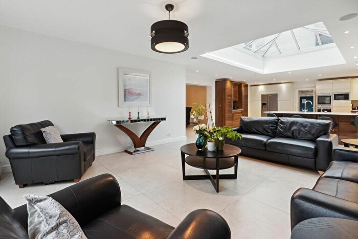 5 Bedroom Detached House For Sale In The Lawns, Cheam, SM2