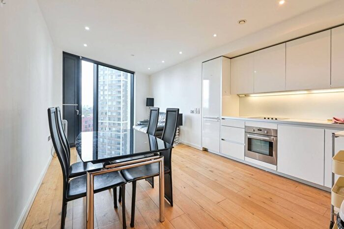 2 Bedroom Flat To Rent In Walworth Road, Elephant And Castle, London, SE1