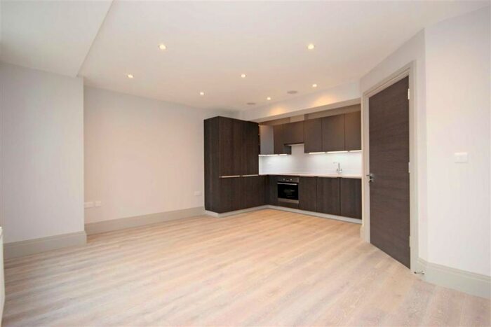 2 Bedroom Flat To Rent In The Causeway, Teddington TW11