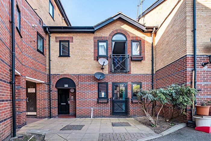 1 Bedroom Flat For Sale In Blake Close, London, W10