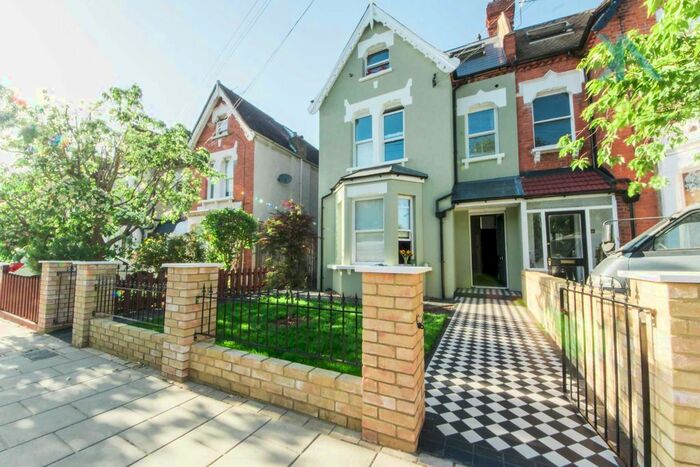 2 Bedroom Flat To Rent In Hopton Road, Streatham, SW16