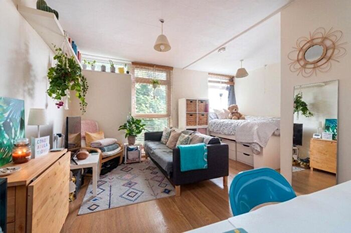Flat To Rent In Westbridge Road, London, SW11