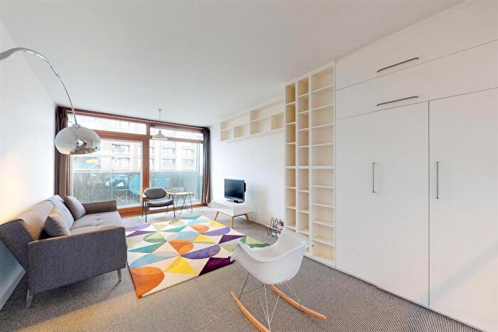 2 Bedroom Apartment To Rent In Ben Jonson House, Barbican, London, EC2Y