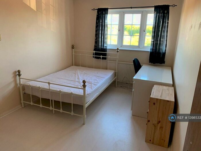 5 Bedroom Semi-Detached House To Rent In Britten Close, Colchester, CO4