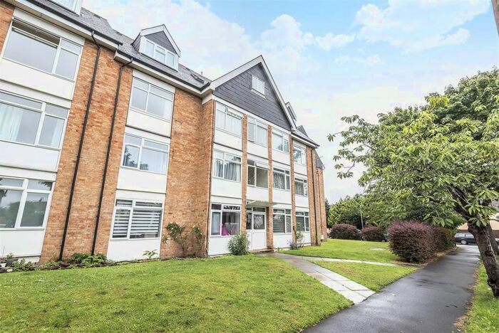 2 Bedroom Flat To Rent In Lavender Avenue, Worcester Park, KT4