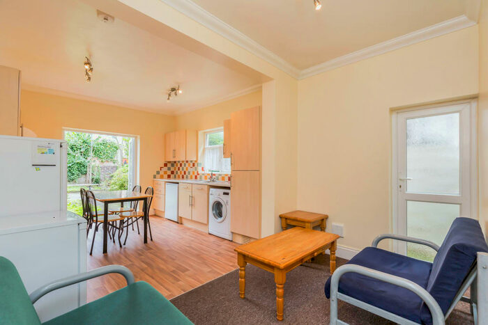 5 Bedroom House To Rent In Telephone Road, Southsea, PO4