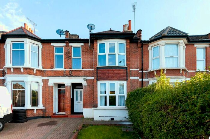 3 Bedroom Flat To Rent In Forest Road, Walthamstow, London, E17