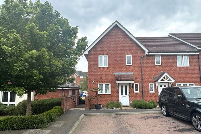 3 Bedroom End Of Terrace House For Sale In De Havilland Road, Farnborough, Hampshire, GU14