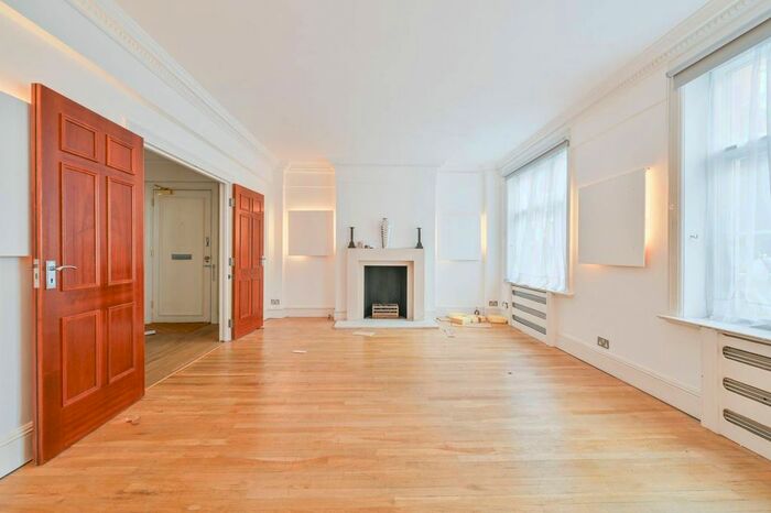 3 Bedroom Flat To Rent In Chesterfield House, Mayfair, London, W1K