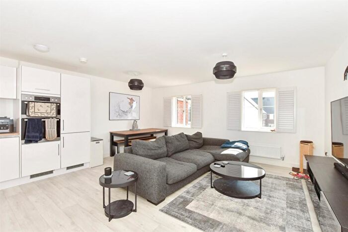 2 Bedroom Apartment For Sale In Tulip Close, Crawley, West Sussex, RH10