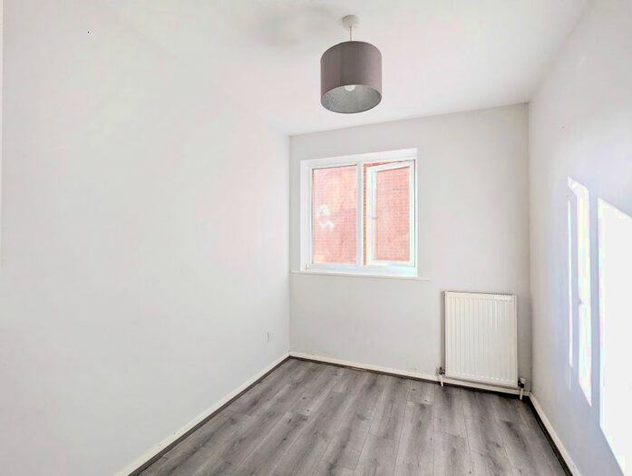 2 Bedroom Flat To Rent In Silver Birch Close, London, N11