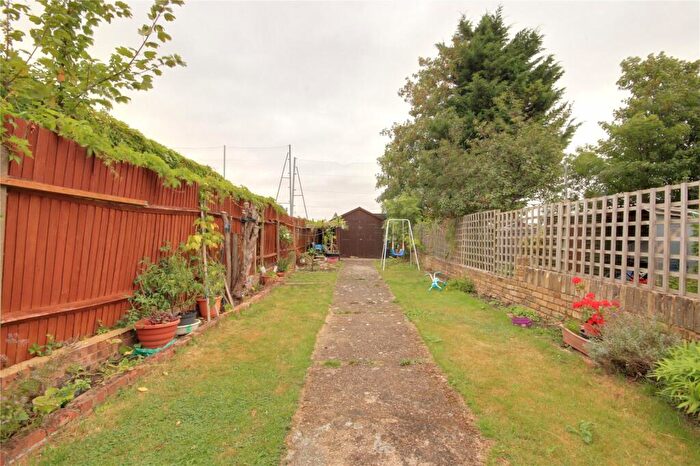 3 Bedroom End Of Terrace House For Sale In Holtwhites Hill, Enfield, EN2