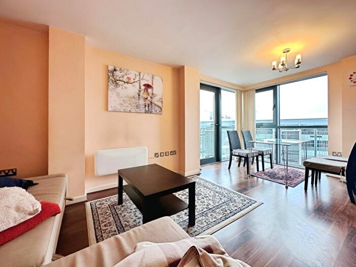 2 Bedroom Flat To Rent In City Walk, Leeds, West Yorkshire, LS11