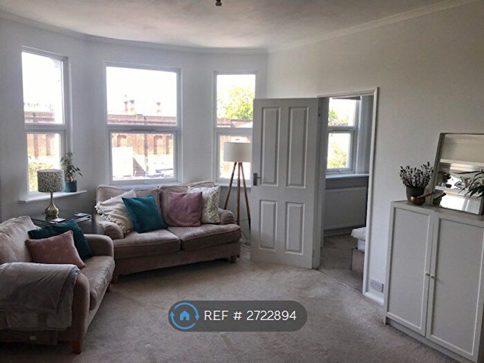 2 Bedroom Flat To Rent In Avenue Park Road, London, SE27