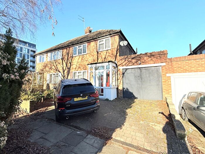 3 Bedroom Semi Detached House For Sale In Crescent Rise, Barnet, EN4