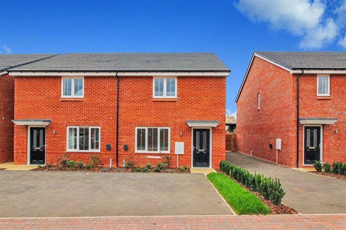 3 Bedroom Semi-Detached House To Rent In , Wheatsheaf Close, Wellingborough, NN8