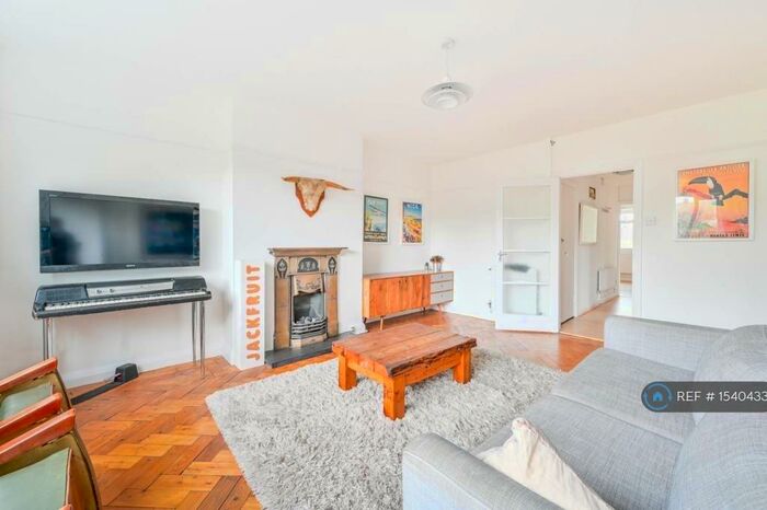 2 Bedroom Flat To Rent In Rosebery Gardens, London, N8