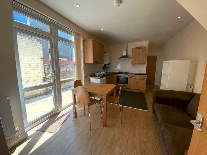 3 Bedroom Flat To Rent In Kincraig Street, Cardiff(City), CF24