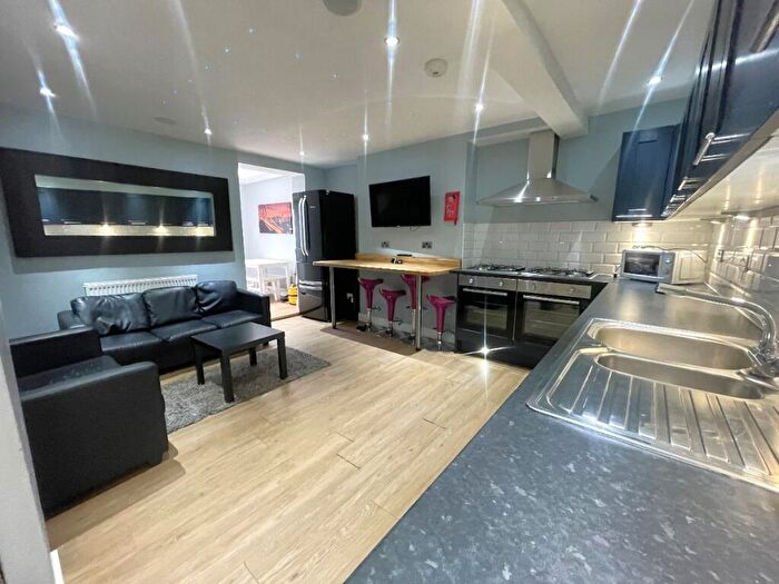 6 Bedroom Semi-Detached House To Rent In Bed Student Home - North Holmes Road, CT1