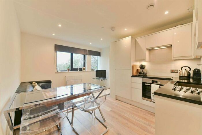 1 Bedroom Flat For Sale In South Street, Epsom, KT18
