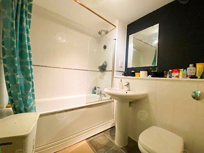 1 Bedroom Flat For Sale In Centenary Plaza, Holliday Street, Birmingham, B1