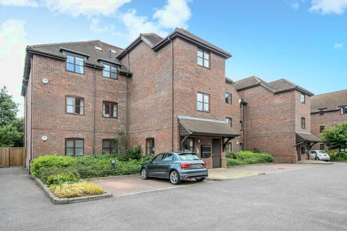 2 Bedroom Flat To Rent In Newbury, Berkshire, RG14