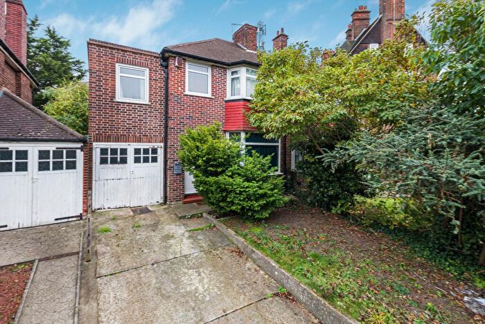 4 Bedroom Semi-Detached House For Sale In Plum Lane, Plumstead, London, SE18