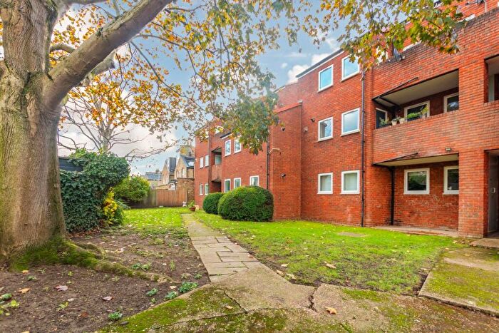 2 Bedroom Flat To Rent In South Lane, Kingston, KT3