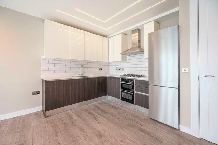 2 Bedroom Flat To Rent In The Ridgeway, Golders Green, London, NW11