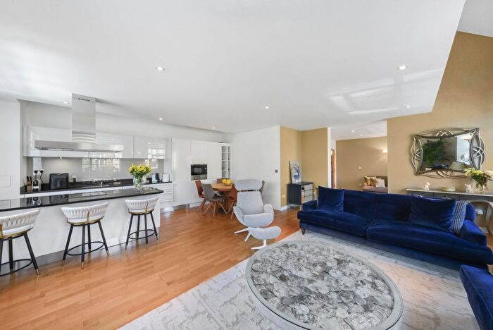 3 Bedroom Flat To Rent In Alexandra Avenue, London, SW11