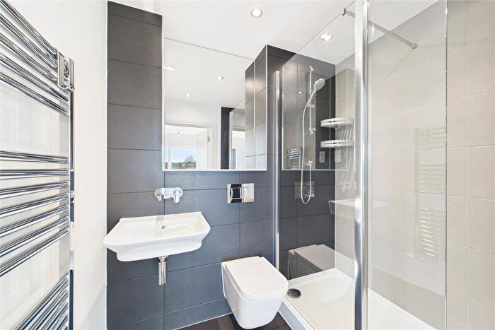 2 Bedroom Apartment For Sale In Longships Way, Reading, Berkshire, RG2