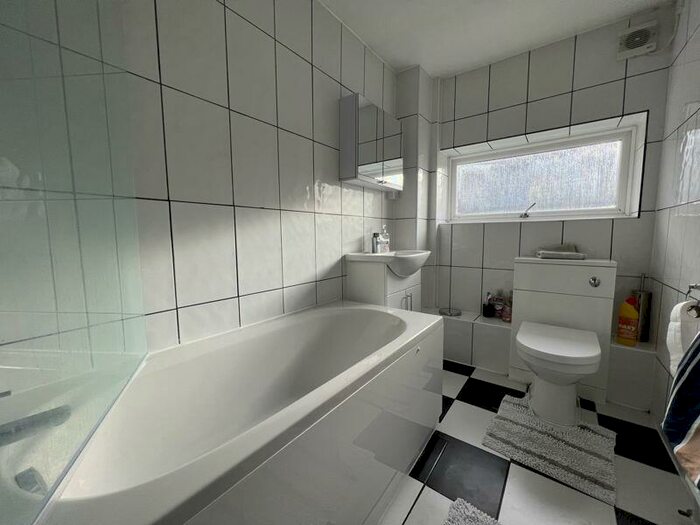 2 Bedroom Apartment To Rent In Elm Road, Leigh-On-Sea, SS9