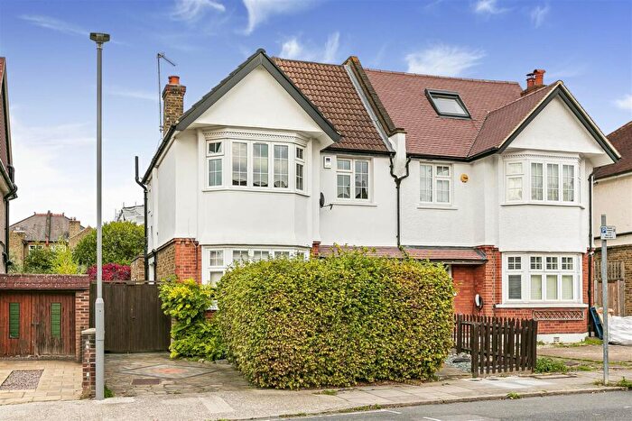 2 Bedroom Flat For Sale In Neville Road, Kingston Upon Thames, KT1