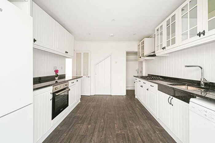 3 Bedroom Semi Detached House For Sale In Farm Close, Barnet, EN5