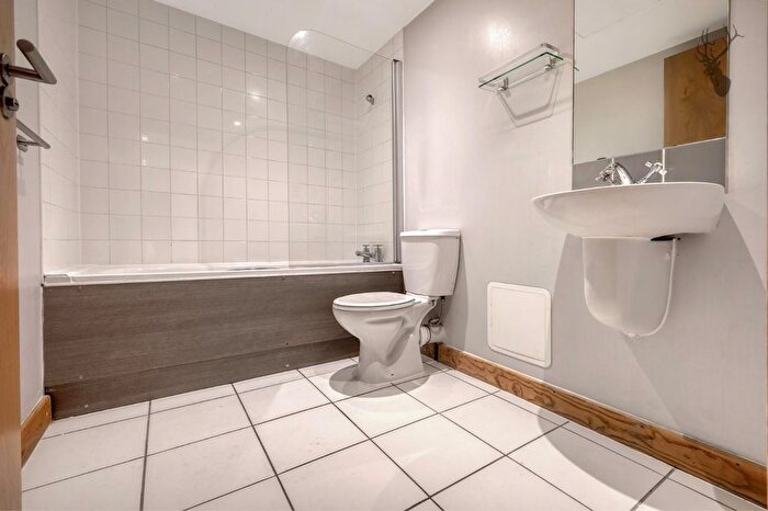 2 Bedroom Flat For Sale In Ink Court, Bow, E3