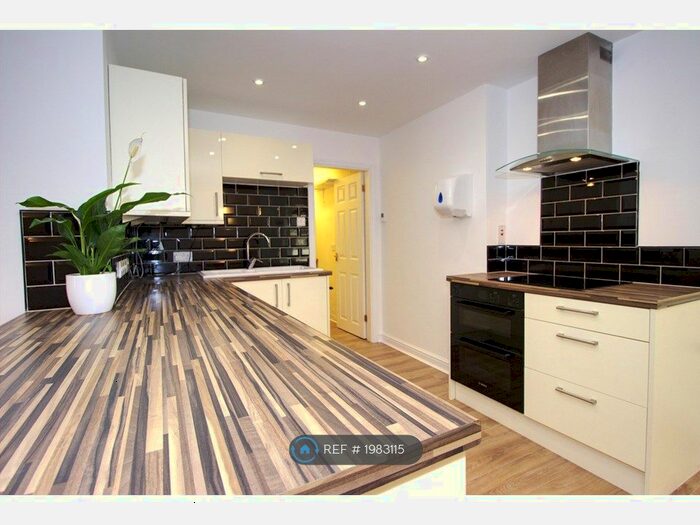 2 Bedroom Flat To Rent In Acomb Road, York, YO24