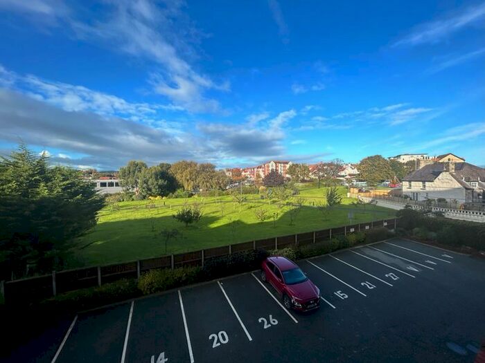 2 Bedroom Flat For Sale In Rhos Promenade, Rhos On Sea, Colwyn Bay, LL28