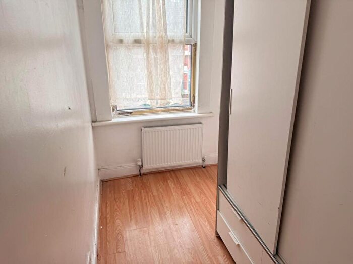 2 Bedroom Flat To Rent In Charlemont Road, Eastham, E6