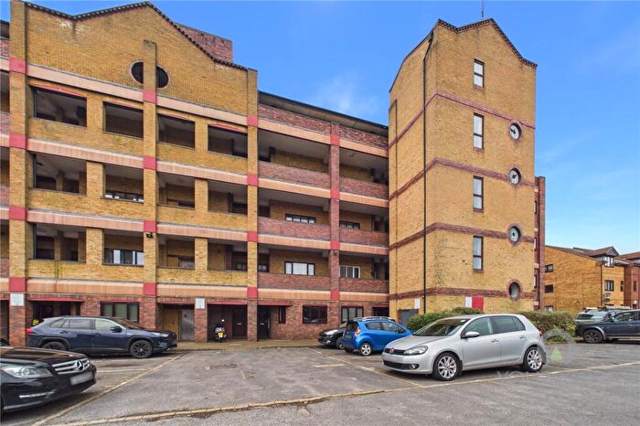 2 Bedroom Parking To Rent In Baronson Gardens, Northampton, NN1