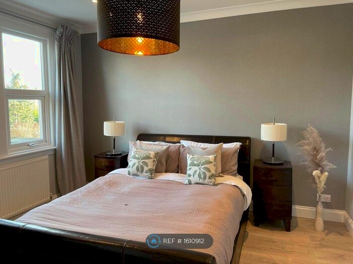 2 Bedroom Flat To Rent In Clive Road, London, SW19