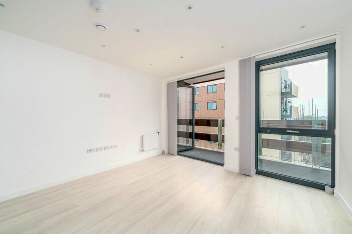 Studio To Rent In Waterside Way, London, N17