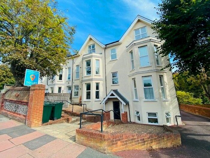 2 Bedroom Flat To Rent In Moatcroft Road, Eastbourne, BN21