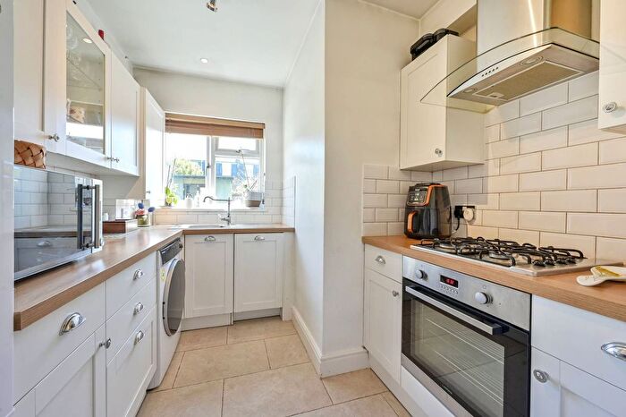 1 Bedroom Maisonette For Sale In Dupont Road, Raynes Park, London, SW20