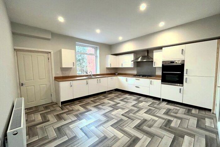 2 Bedroom Property To Rent In Leeds Road, Wakefield, WF1